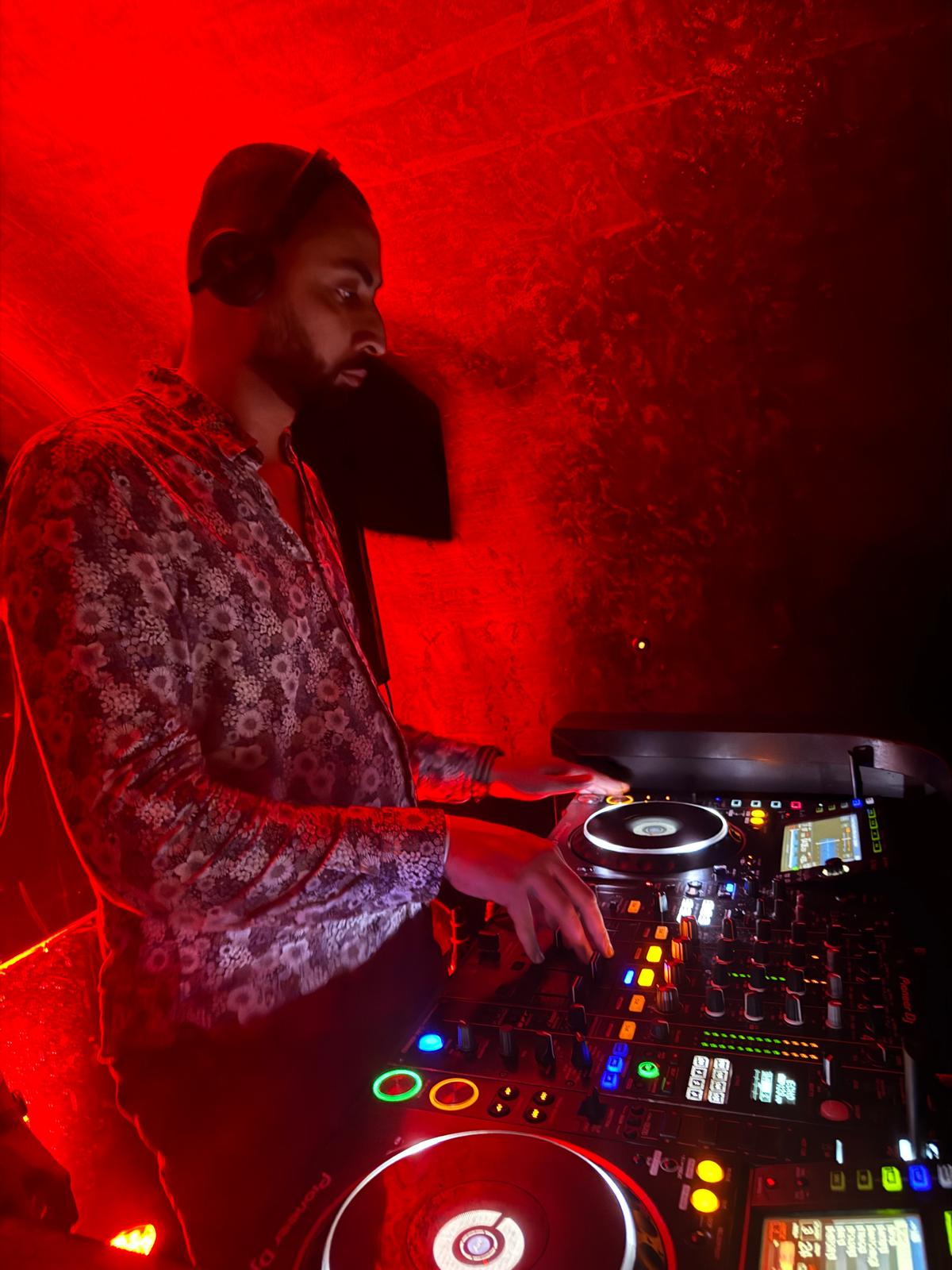 Melkanixx Topman aux platines sous lumière rouge